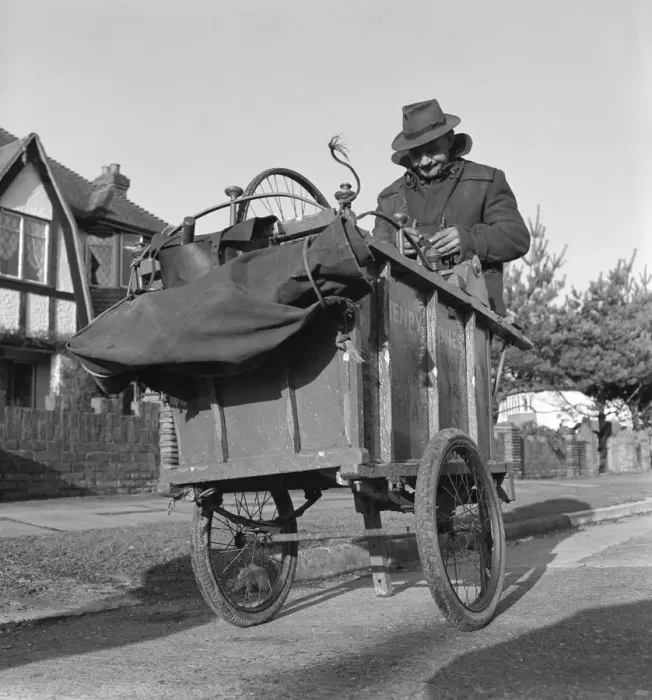 Framed Print : Gipsy knife-grinder, Horley, Surrey, 1963