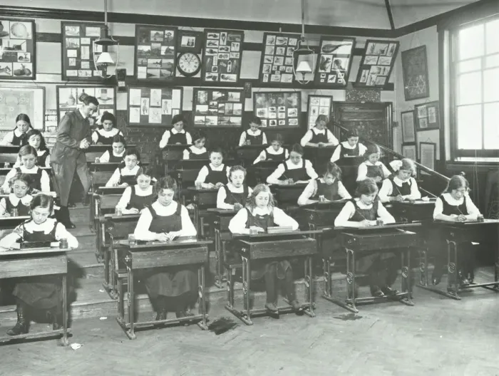 Framed Print : Girls in a classroom, Tollington Park Central School, London, 1915 Framed Print : Girls in a classroom, Tollington Park Central School, London, 1915