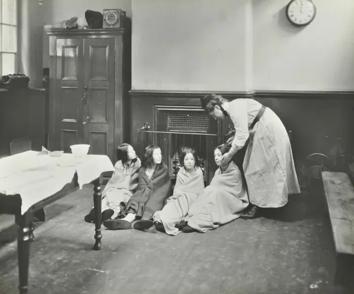 Framed Print : Girls drying their hair by the fire after a bath, Chaucer Cleansing Station, London, 1911 Framed Print : Girls drying their hair by the fire after a bath, Chaucer Cleansing Station, London, 1911
