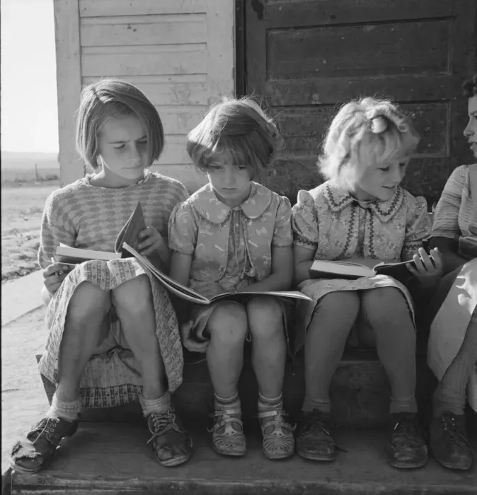 Framed Print : Girls of Lincoln Bench School study their reading lesson, near Ontario, Malheur County, Oregon, 1939 Creator: Dorothea Lange