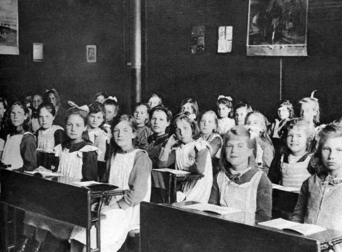 Framed Print : The girls that live in Dr Barnardos home at Barkingside, London, 1926-1927 Framed Print : The girls that live in Dr Barnardos home at Barkingside, London, 1926-1927
