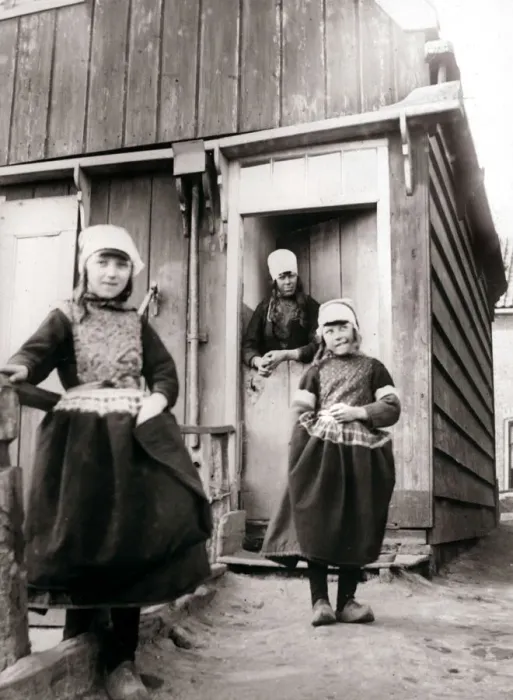 Framed Print : Girls in traditional dress, Marken Island, Netherlands, 1898. Artist: James Batkin Framed Print : Girls in traditional dress, Marken Island, Netherlands, 1898. Artist: James Batkin