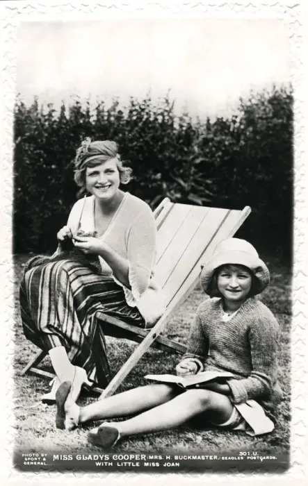 Framed Print : Gladys Cooper (1888-1971), English actress, with her daughter Joan, early 20th century. Artist: Sport & General Framed Print : Gladys Cooper (1888-1971), English actress, with her daughter Joan, early 20th century. Artist: Sport & General