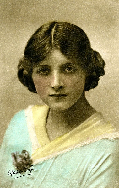 Gladys Cooper (1888-1971), English actress, early 20th century. Artist: Dover Street Studios