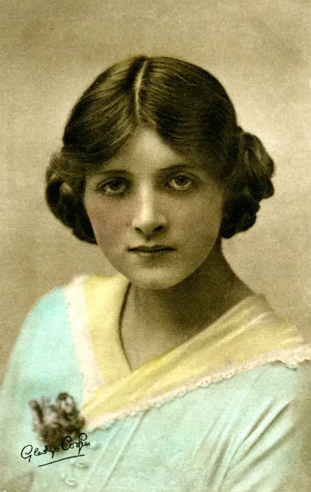 Framed Print : Gladys Cooper (1888-1971), English actress, early 20th century. Artist: Dover Street Studios Framed Print : Gladys Cooper (1888-1971), English actress, early 20th century. Artist: Dover Street Studios