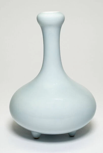 Globular Vase with Tall Neck, Qing dynasty (1644-1911), Qianlong reign mark and period