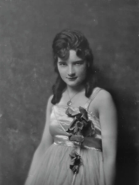 Glover, Maziebell, Miss, portrait photograph, 1917 Nov. 3. Creator: Arnold Genthe