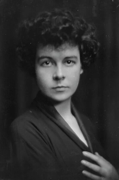 Goethchins, Morgan, Mrs. portrait photograph, 1916 Jan. 11. Creator: Arnold Genthe