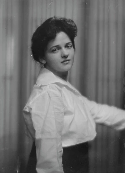 Goetter, Lois, Miss, portrait photograph, 1916. Creator: Arnold Genthe