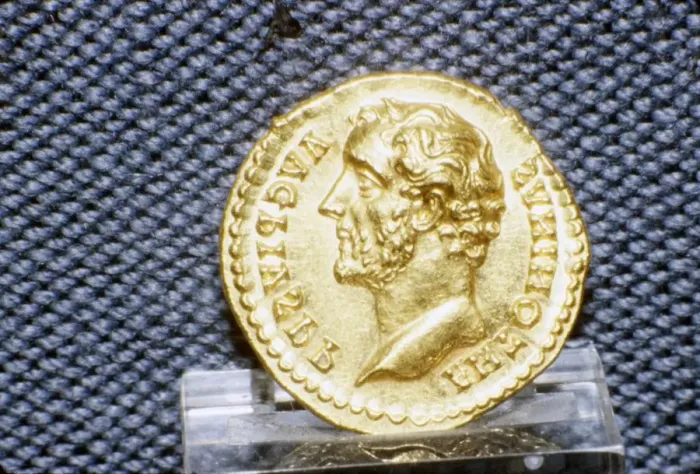 Framed Print : Gold Coin of Roman Emperor, Antonius Pius, 138-161 Framed Print : Gold Coin of Roman Emperor, Antonius Pius, 138-161
