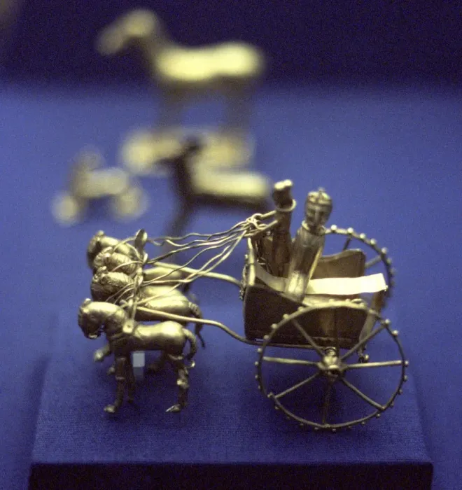 Framed Print : Gold model chariot from the Oxus treasure, Achaemenid Persian, 5th-4th century BC Framed Print : Gold model chariot from the Oxus treasure, Achaemenid Persian, 5th-4th century BC