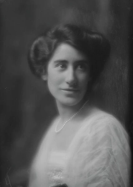 Goodhart, Helen, portrait photograph, 1912 Nov. 27. Creator: Arnold Genthe