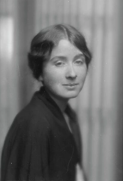 Gordon, Suzette, Miss, portrait photograph, 1915 Sept. 27. Creator: Arnold Genthe