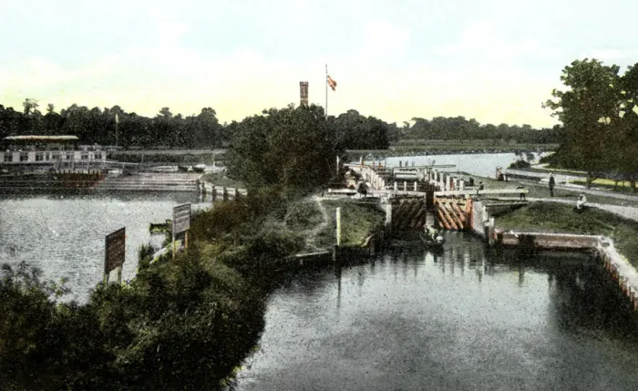 Framed Print : Goring Lock, Oxfordshire, 20th Century Framed Print : Goring Lock, Oxfordshire, 20th Century