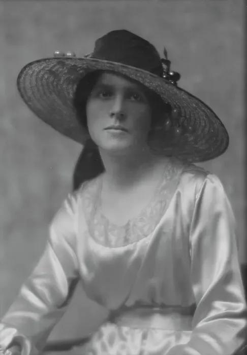 Framed Print : Gould, Jay, Mrs. portrait photograph, 1916 June 15. Creator: Arnold Genthe Framed Print : Gould, Jay, Mrs. portrait photograph, 1916 June 15. Creator: Arnold Genthe