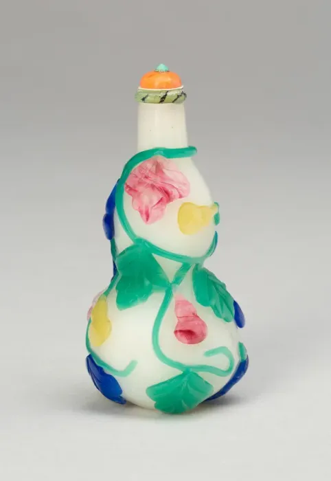Framed Print : Gourd-Shaped Snuff Bottle with Trailing Vines and Gourds, Qing dynasty (1644-1911) Framed Print : Gourd-Shaped Snuff Bottle with Trailing Vines and Gourds, Qing dynasty (1644-1911)