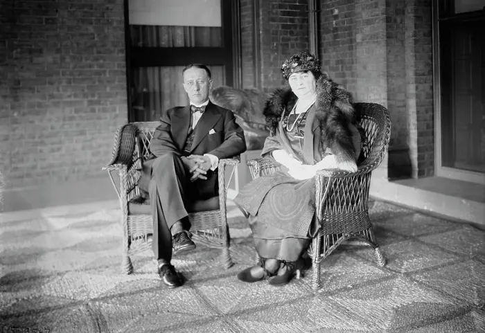 Framed Print : Governor A.E. Smith & wife, between c1915 and c1920. Creator: Bain News Service Framed Print : Governor A.E. Smith & wife, between c1915 and c1920. Creator: Bain News Service