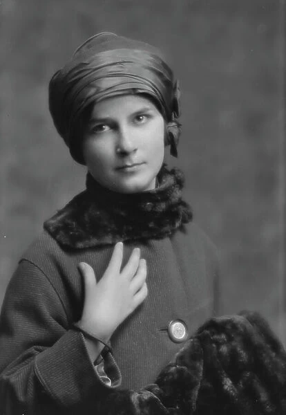 Graham, Dorothy, Miss, portrait photograph, 1914 Sept. 30. Creator: Arnold Genthe