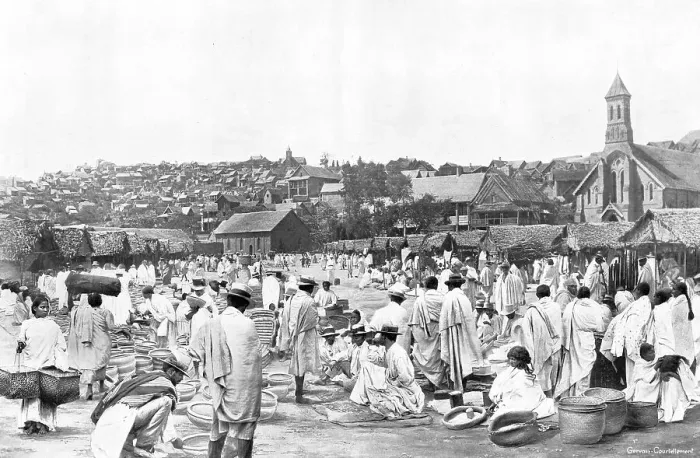 Framed Print : Un grand marche a Tananarive; Iles Africaines de la mer des Indes, 1914. Creator: Unknown Framed Print : Un grand marche a Tananarive; Iles Africaines de la mer des Indes, 1914. Creator: Unknown