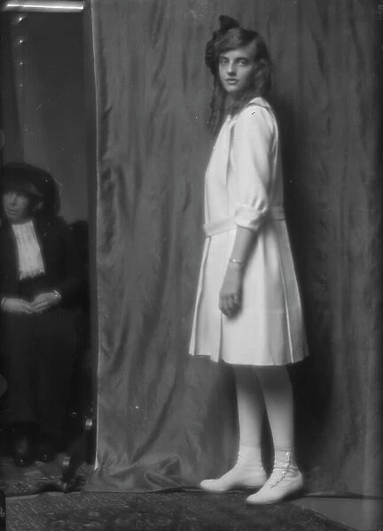 Graves, Antoinette, Miss, portrait photograph, 1913. Creator: Arnold Genthe