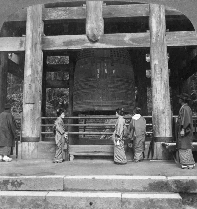 Framed Print : The great bell of Chion-in Temple, Kyoto, Japan, 1904. Artist: Underwood & Underwood Framed Print : The great bell of Chion-in Temple, Kyoto, Japan, 1904. Artist: Underwood & Underwood