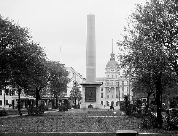 Green [sic] monument and City Hall, Savannah, Ga. between 1900 and 1910. Creator: Unknown
