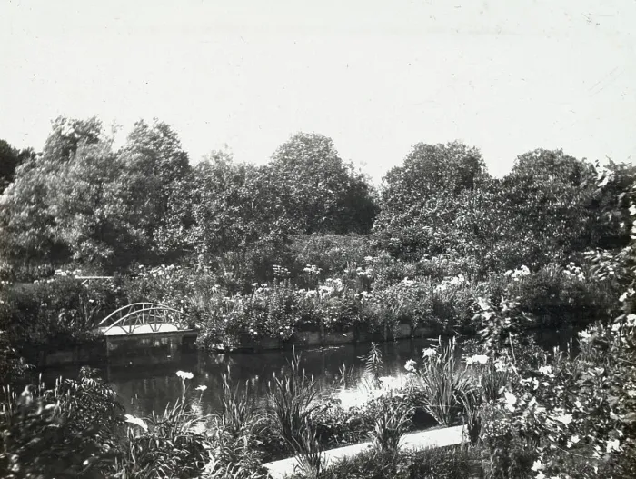Framed Print : Grey-Croft, Stephen Swete Cummins house, Huntting Lane, East Hampton, New York, 1913. Creator: Frances Benjamin Johnston. Grey-Croft, Stephen Swete Cummins house, Huntting Lane, East Hampton, New York, 1913 Framed Print : Grey-Croft, Stephen Swete Cummins house, Huntting Lane, East Hampton, New York, 1913. Creator: Frances Benjamin Johnston. Grey-Croft, Stephen Swete Cummins house, Huntting Lane, East Hampton, New York, 1913