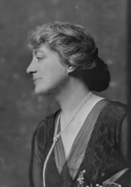 Griggs, Maitland, Mrs. portrait photograph, 1915. Creator: Arnold Genthe