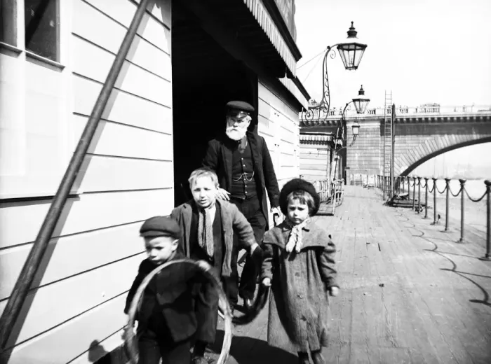 Framed Print : Group of children on Waterloo Pier, London, c1905 Framed Print : Group of children on Waterloo Pier, London, c1905