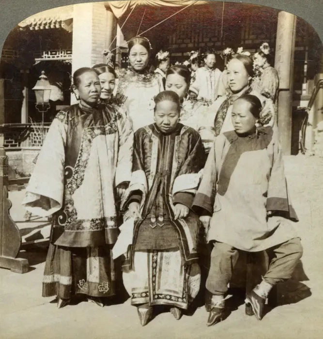 Framed Print : A group of women in the courtyard of a wealthy Chinese house, Peking, China, 1902. Artist: Underwood & Underwood Framed Print : A group of women in the courtyard of a wealthy Chinese house, Peking, China, 1902. Artist: Underwood & Underwood