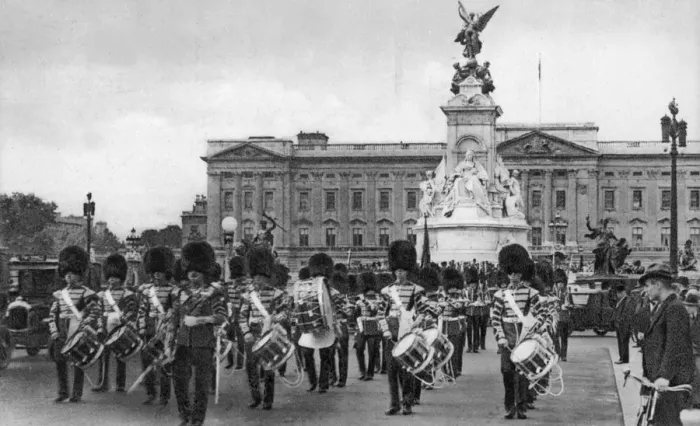 Framed Print : Guards in The Mall, London, early 20th century Framed Print : Guards in The Mall, London, early 20th century