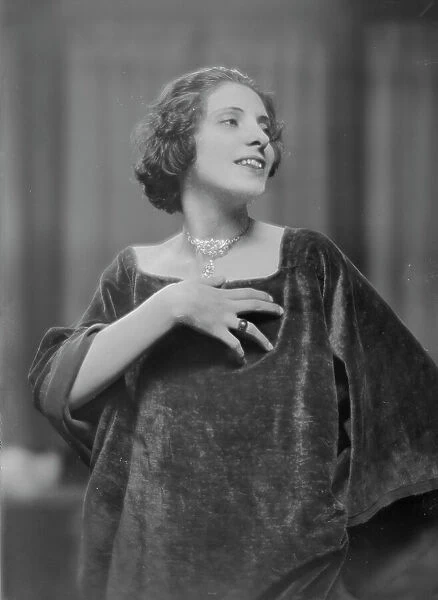 Guntar, Aida, Miss, portrait photograph, 1915 Dec. or 1916 Jan. Creator: Arnold Genthe