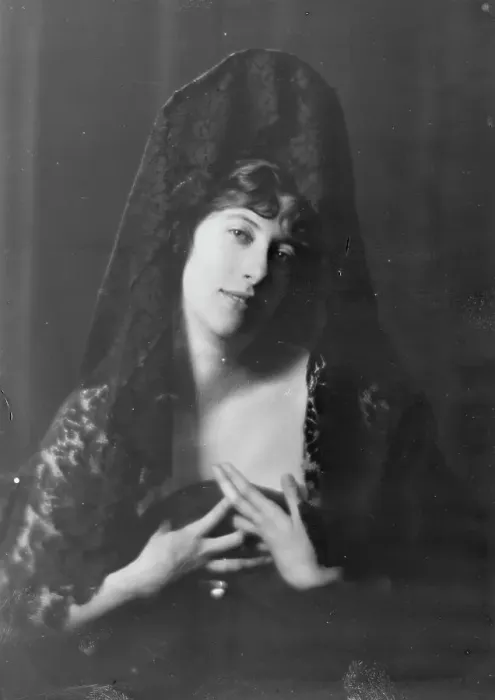 Framed Print : Gwynn, Miss, portrait photograph, not before 1915. Creator: Arnold Genthe Framed Print : Gwynn, Miss, portrait photograph, not before 1915. Creator: Arnold Genthe