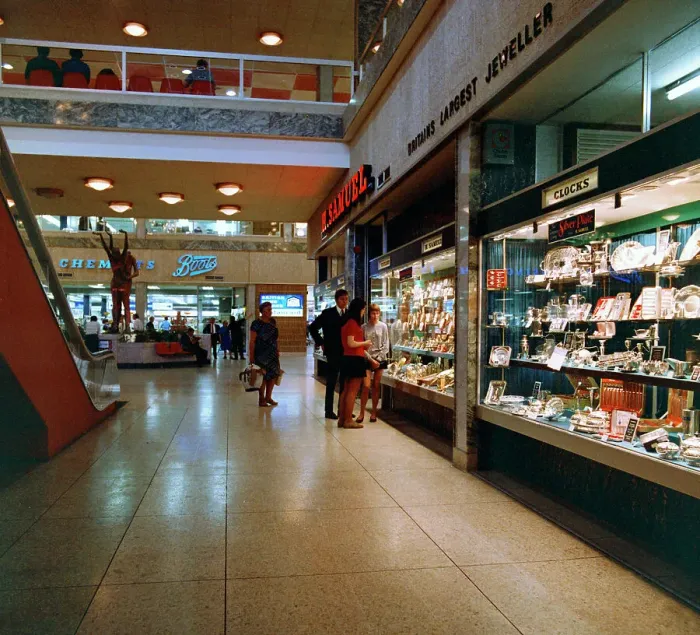 Framed Print : H Samuels jewellers in the new Arndale Centre, Doncaster, South Yorkshire, 1969 Framed Print : H Samuels jewellers in the new Arndale Centre, Doncaster, South Yorkshire, 1969