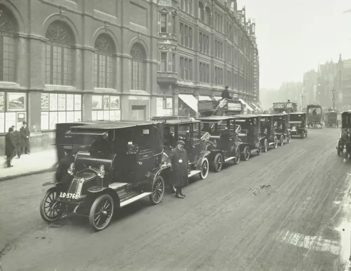 Framed Print : Hackney carriages and drivers at a taxi rank, Bishopsgate, London, 1912 Framed Print : Hackney carriages and drivers at a taxi rank, Bishopsgate, London, 1912