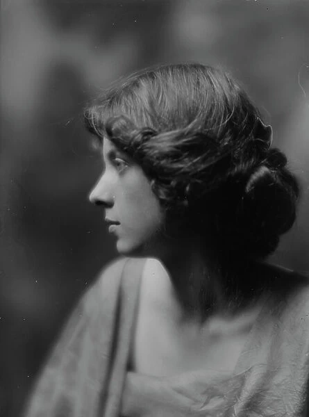 Hadden, Edith, portrait photograph, 1913. Creator: Arnold Genthe