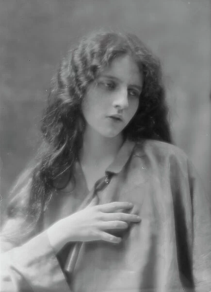 Hagemeyer, M.E. Scott, Miss, portrait photograph, not before 1916 Mar. 15. Creator: Arnold Genthe