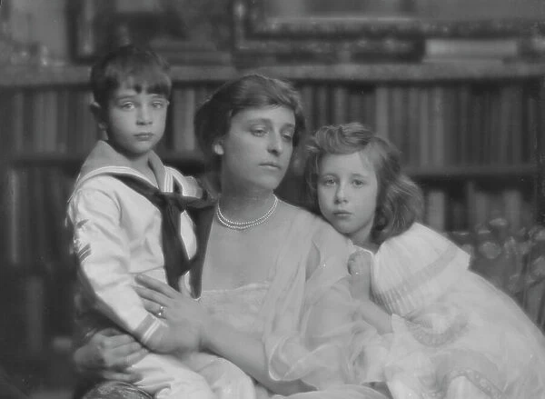 Haggin, Ben Ali, Jr. Mrs. and children, portrait photograph, 1916 Mar. 31. Creator: Arnold Genthe