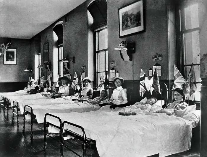 Framed Print : Hahnemann Hospital and Homeopathic Dispensaries, Liverpool: a women's ward, decorated... [1910?]