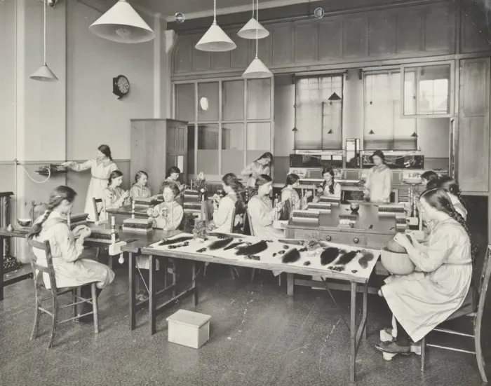 Framed Print : Hair dressing class, Barrett Street Trade School for Girls, London, 1915 Framed Print : Hair dressing class, Barrett Street Trade School for Girls, London, 1915