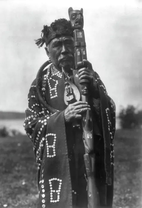 Framed Print : Hamasaka in Tluwulahu costume with speaker's staff-Qagyuhl [principal chief], c1914. Creator: Edward Sheriff Curtis