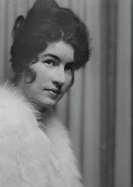 Hamilton, Helen, Miss, portrait photograph, ca. 1913. Creator: Arnold Genthe
