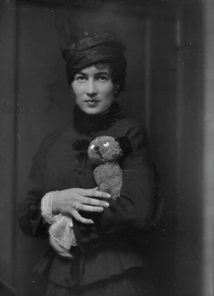 Hamilton, Helen, Miss, portrait photograph, ca. 1913. Creator: Arnold Genthe