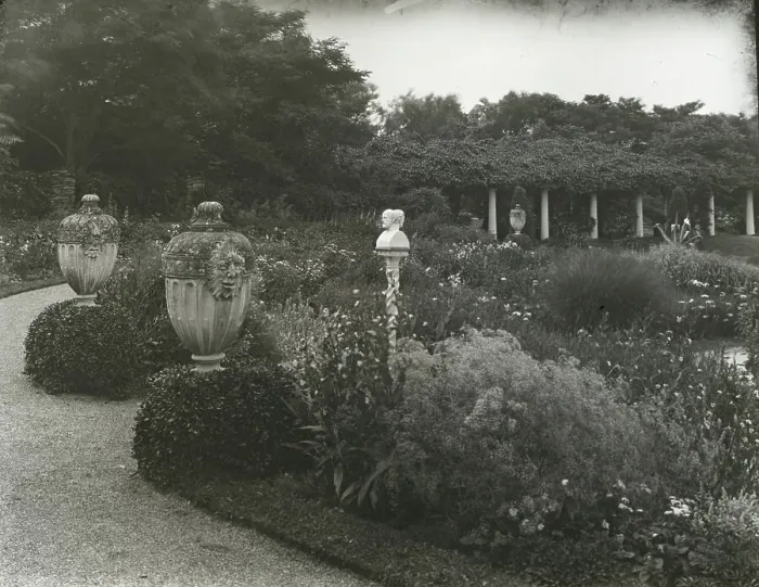 Framed Print : Hammersmith Farm, Hugh Dudley Auchincloss house, Harrison Avenue, Newport, Rhode Island, 1917. Creator: Frances Benjamin Johnston. Hammersmith Farm, Hugh Dudley Auchincloss house, Harrison Avenue, Newport, Rhode Island, 1917 Framed Print : Hammersmith Farm, Hugh Dudley Auchincloss house, Harrison Avenue, Newport, Rhode Island, 1917. Creator: Frances Benjamin Johnston. Hammersmith Farm, Hugh Dudley Auchincloss house, Harrison Avenue, Newport, Rhode Island, 1917