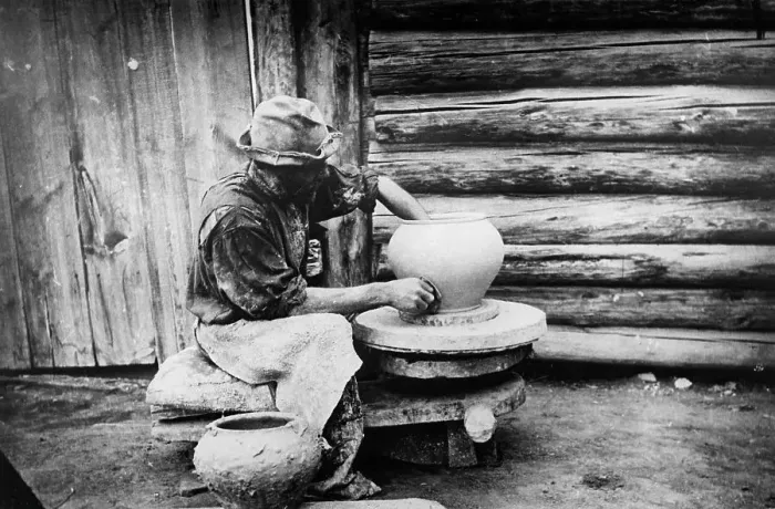 Framed Print : Handicraft potter from the village of Atamanovskoye, Krasnoyarsk district, 1900. Creator: LI Vonago Framed Print : Handicraft potter from the village of Atamanovskoye, Krasnoyarsk district, 1900. Creator: LI Vonago