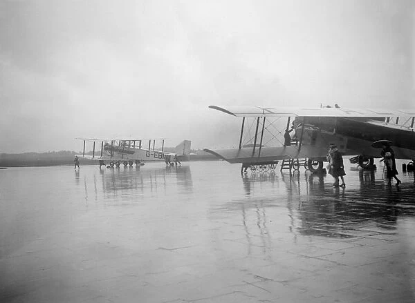 Handley Page W10, Croydon Aerodrome, 25 April 1931. Artist: Bill Brunell