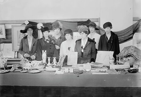 Harriet Post, Marie Canfield, Miss [Camilla] Morgan, Catherine Porter, Laura Canfield..., Dec 1914. Creator: Bain News Service