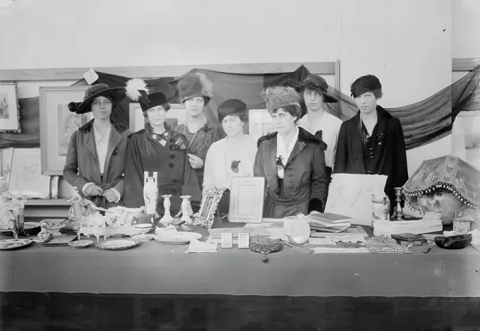 Framed Print : Harriet Post, Marie Canfield, Miss [Camilla] Morgan, Catherine Porter, Laura Canfield... Dec 1914. Creator: Bain News Service