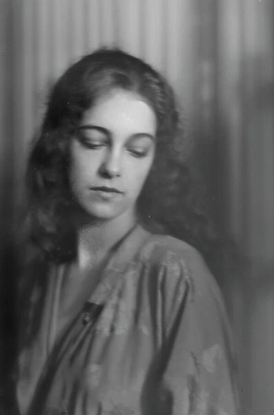 Harrison, Dolly, Miss, portrait photograph, 1915 July 23. Creator: Arnold Genthe