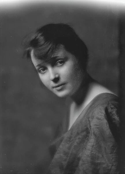 Harrison, Miss, portrait photograph, 1915 Dec. or 1916 Jan. Creator: Arnold Genthe